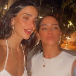 Bárbara de Regil Instagram - El viernes en la tarde mientras hacia pruebas de cámara para un nuevo proyecto me dijeron que tenía libre el sábado … tome un vuelo a las 8 pm para llegar de sorpresa a la despedida de soltera @mikaderegil ( ULTIMO VIDEO 😢. LLOREN CONMIGO DE VER SU REACCIÓN AL VER QUE LLEGUE ) 
Solo fui 1 día pero valió TODA LA PENA , te amo hermana ❤️ y la pase INCREÍBLE CON TODO EL TEAM