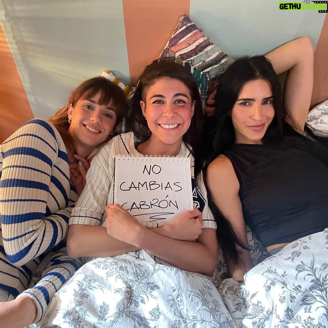 Bárbara de Regil Instagram - Días buenos y otros MUY BUENOS It’s a wrap ‼️👋🏻🎬 LALOLA 🍆 Interpretar a LOLA fue algo totalmente diferente , meterme en la piel de Lola es algo que NUNCA voy a olvidar 🥹 y estoy segura Van a AMARLA Y A REÍRSE HORAS🙏🏻❤️ GRACIAS @analo por que no solo conocí a una directora profesional , divertida y muy muy inteligente , me llevo a una amiga para siempre - una directora que aprendió a Conocerme y confío en mi - Ana lo TE AMO ❤️ Me llevo experiencias impresionantes y muchos amigos de este gran proyecto que admiraba y ahora admiro más @alexdelamadrid te amo muchísimo @pamohpam siempre juntas @laperezreyes eres un sol caminando @gonzalogarciavivanco tantos años y sigues siendo el mismo Niño increíble @alexisayala te admiraba y ahora mas ! @epyvelez eres una gran actriz y ahora mi amiga @fran_aronsson que escenas tan hermosas juntas te quiero @adrianamontesdeo como me divertí contigo te quiero @carmen_madridofficial gracias por tu generosidad @aguilasochochris eres maravilloso! @diego_amoz mi hermanito para siempre te adoro tanto En especial GRACIAS @ferschoenwald por que es el amor de mi vida , pero sin ti no sería posible esto … por que ? Bueno por que TÚ eres esa persona que me recuerda que si puedo, que me da ánimos cuando no puedo más , me apoya en todoooooo . Te amo para siempre ❤️ Gracias @anaceliaurquidi y @joshuamintzoficial desde hace años por confiar en mi y por creer que puedo llenar a un personaje tan complejo . Son su fan ! Mexico
