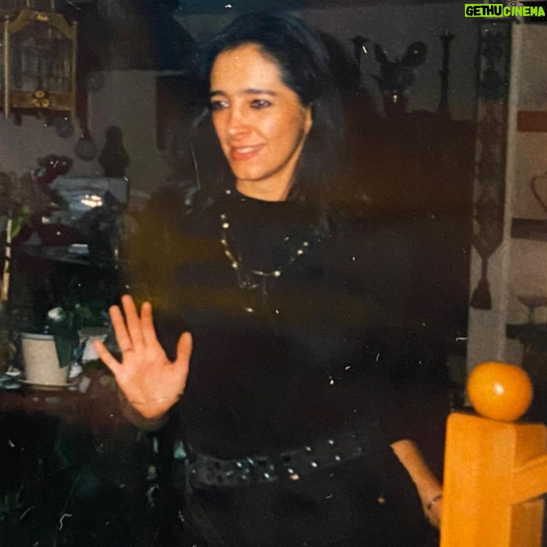 Bárbara de Regil Instagram - Mi mamá : guerrera , despistada , alegre , divertida , intensa , repetitiva , preocupona , amorosa … Mi mamá , esa mujer que no cambiaba por nada ni por ninguna . Amo y agradezco lo que eres y lo que siempre luchaste por mi y mi hermana Feliz día mamita @barbaraalfaror