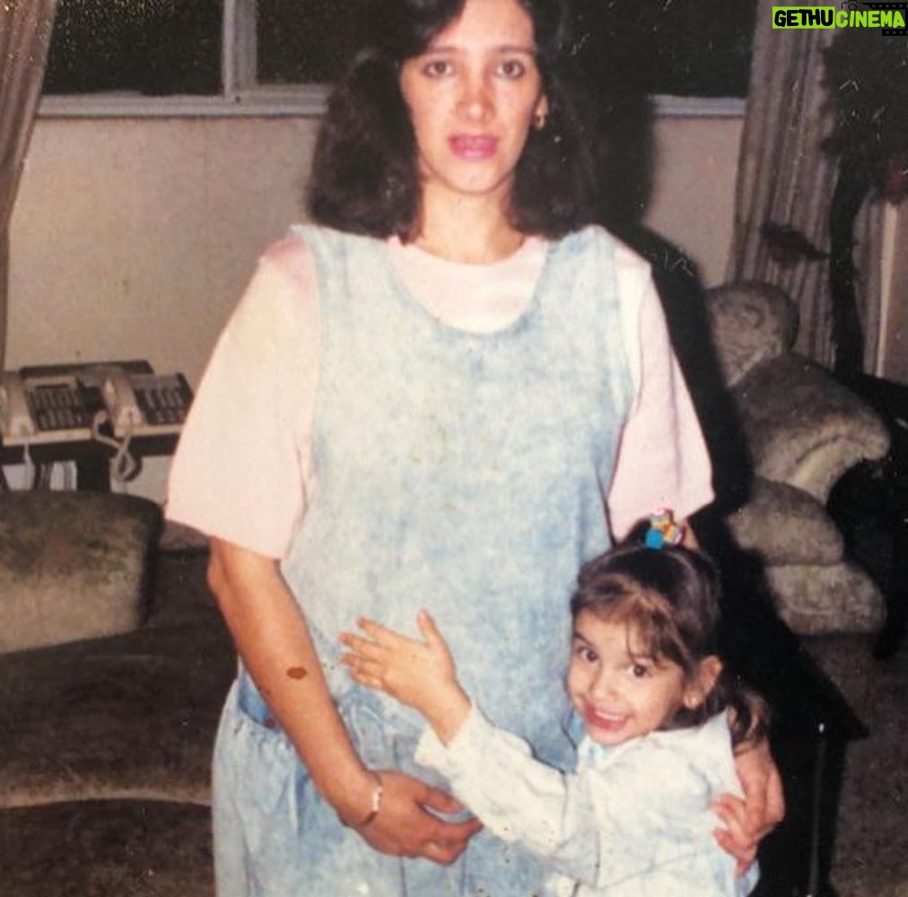 Bárbara de Regil Instagram - Mi mamá : guerrera , despistada , alegre , divertida , intensa , repetitiva , preocupona , amorosa … Mi mamá , esa mujer que no cambiaba por nada ni por ninguna . Amo y agradezco lo que eres y lo que siempre luchaste por mi y mi hermana Feliz día mamita @barbaraalfaror