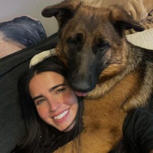 Bárbara de Regil Instagram - Nunca voy a olvidar esta experiencia que me regalo Kai ( segunda foto ) y Enzo el papa ( tercera foto ) 
Fueron 6 perritos - ya 4 meses después regalamos a 5 🐾
 A 5 familias que conozco y quiero y se van a AMARLOS y cuidarlos como yo lo haría , la que se quedó conmigo fue Hakuna 🦋 
Btw : después de esta experiencia ya todos mis perros esterilizados 😅