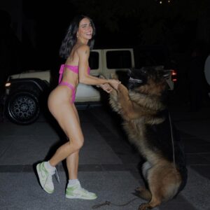 Bárbara de Regil Instagram - Nunca voy a olvidar esta experiencia que me regalo Kai ( segunda foto ) y Enzo el papa ( tercera foto ) 
Fueron 6 perritos - ya 4 meses después regalamos a 5 🐾
 A 5 familias que conozco y quiero y se van a AMARLOS y cuidarlos como yo lo haría , la que se quedó conmigo fue Hakuna 🦋 
Btw : después de esta experiencia ya todos mis perros esterilizados 😅
