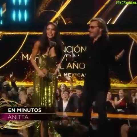 Bárbara de Regil Instagram - Premios lo nuestro ✨ Que noche tan mágica ✨ Maquillaje y Peinado : YO ❤️ Stylist: @palomaduluc Dress: @juancarloscollazocouturier El team : @vix @univision @premioslonuestrotv @markatalent @joseinla Miami, Florida