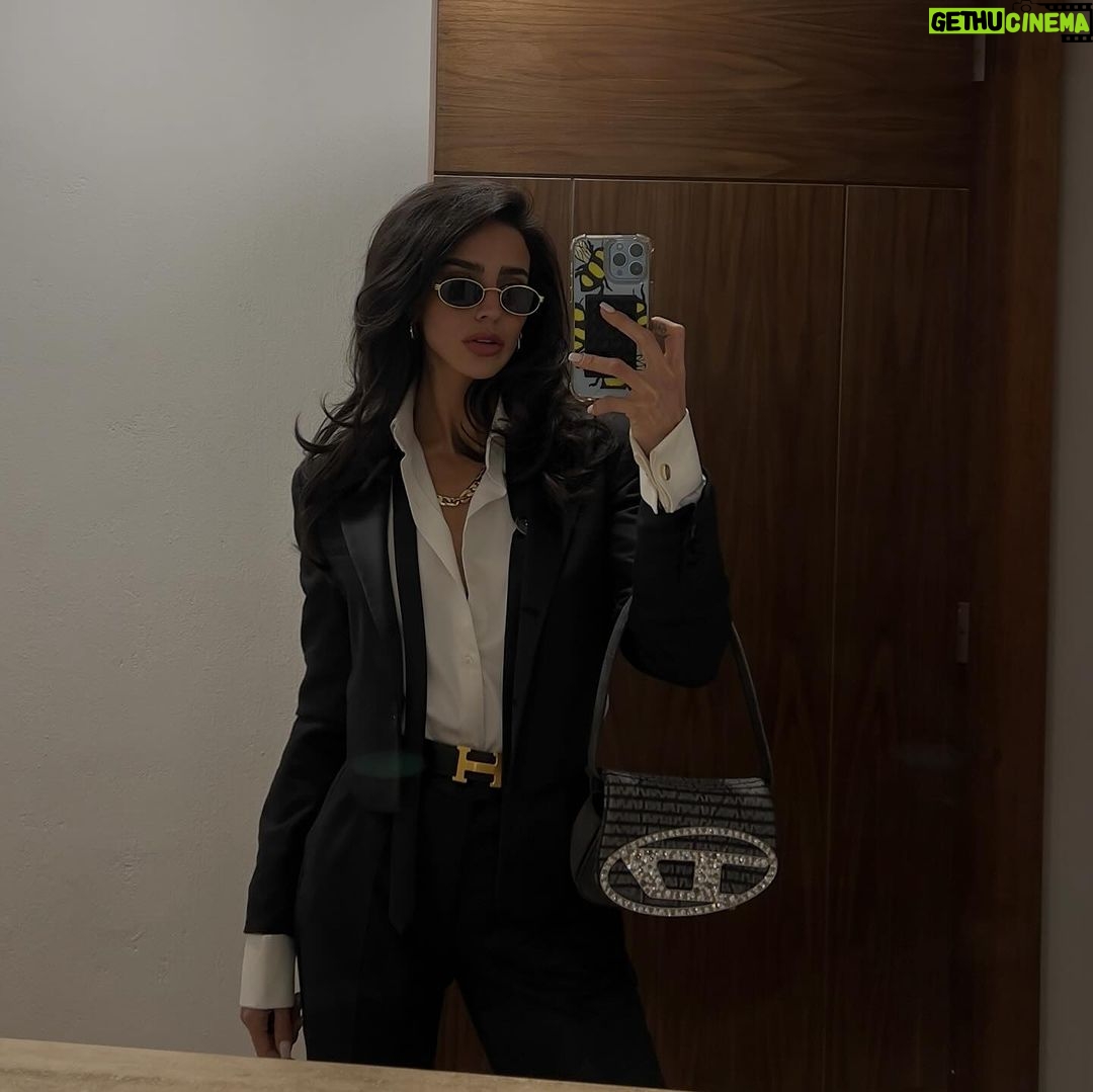 Bárbara de Regil Instagram - LALOLA 🍆 Este viernes 2 de febrero se estrena x VIX ! Lista para que me vean perder el Glamour 🎀 ( en donde está VIX? = en la plataforma de Amazon Prime, puedes encontrarla o baja la APP ) 🤎 en la última foto le presté mis lentes a Kai Mexico City, Mexico