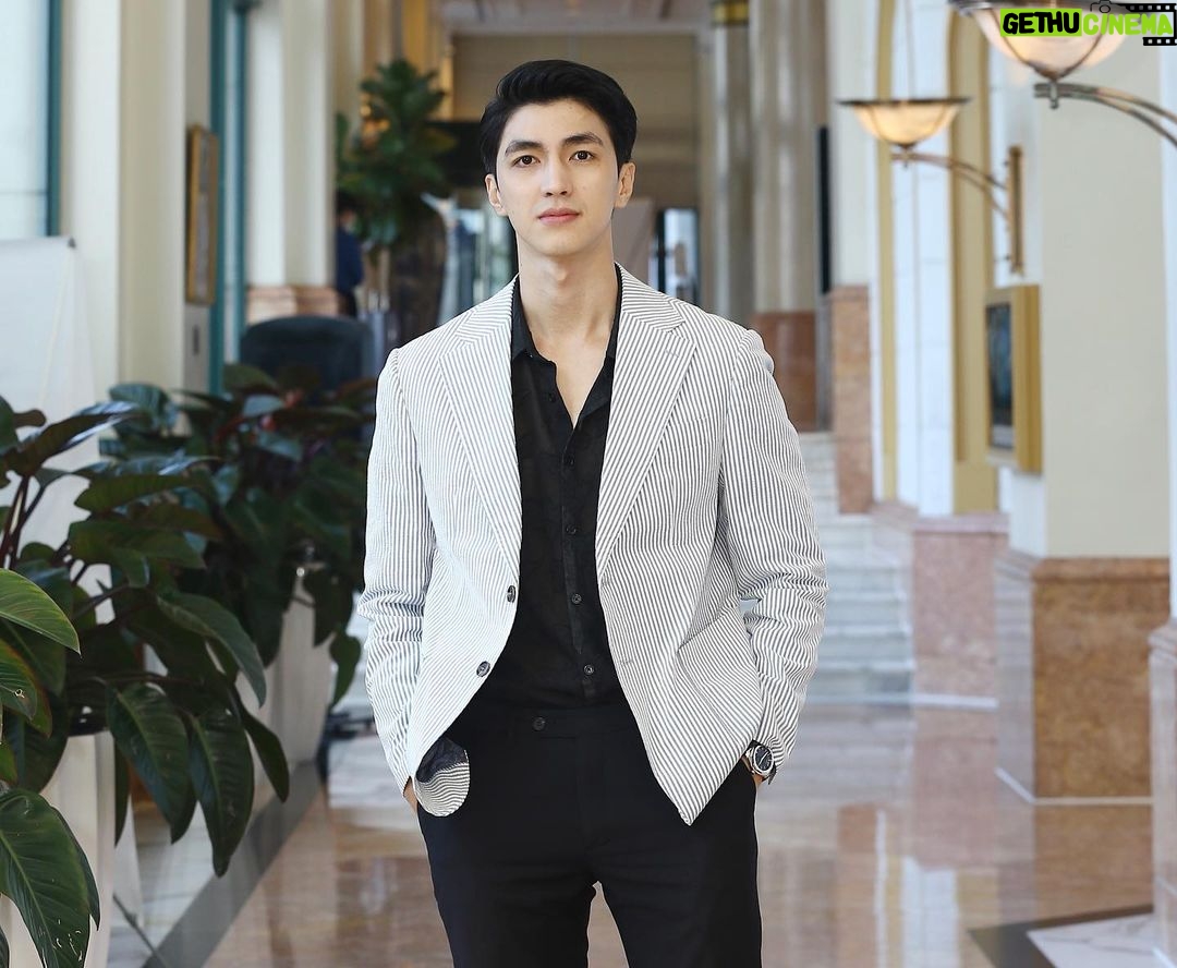 Bình An Instagram - "Ga-ra hạnh phúc" nhưng chắc vai của em cũng chẳng được hạnh phúc đâu, trailer bị tát sưng mặt là đủ hiểu rồi đấy 😬 À mà quên, sau vai diễn này em nghĩ là em nên được cấp bằng phi công, đúng cả nghĩa đen lẫn nghĩa bóng luôn ạ 😎😎😎 #GaraHạnhPhúc #VFC