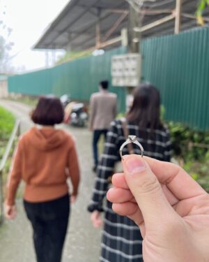 Bình An Instagram - Hành trình hơn 50 ngày giữ chiếc nhẫn này cũng hơi run, lộ cái là hỏng cả kế hoạch cầu hôn ngay...
Về với chủ nhân đích thực của mày nhé nhẫn, bye bye 💪💪💪