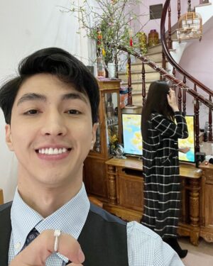Bình An Instagram - Hành trình hơn 50 ngày giữ chiếc nhẫn này cũng hơi run, lộ cái là hỏng cả kế hoạch cầu hôn ngay...
Về với chủ nhân đích thực của mày nhé nhẫn, bye bye 💪💪💪