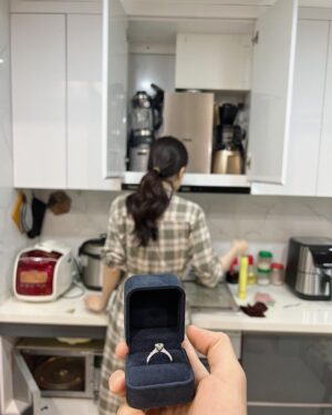 Bình An Instagram - Hành trình hơn 50 ngày giữ chiếc nhẫn này cũng hơi run, lộ cái là hỏng cả kế hoạch cầu hôn ngay...
Về với chủ nhân đích thực của mày nhé nhẫn, bye bye 💪💪💪