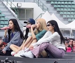 Bình An Instagram - Vợ tôi đấy các ông ạ, cô áo hồng bên phải hình ấy =)))))))))))))