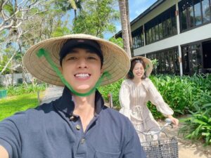 Bình An Instagram - "Một trong những trải nghiệm mình cực thích ở @fsnamhai là đạp xe đạp loanh quanh resort dưới thời tiết mát mẻ, hít hà không khi cỏ cây cực kì dễ chịu. Vừa giúp hai đứa mình refresh đầu óc sau những ngày quay cuồng với công việc, vừa vận động cho cơ thể khoẻ mạnh. 
#FourSeasons #FSNamHai