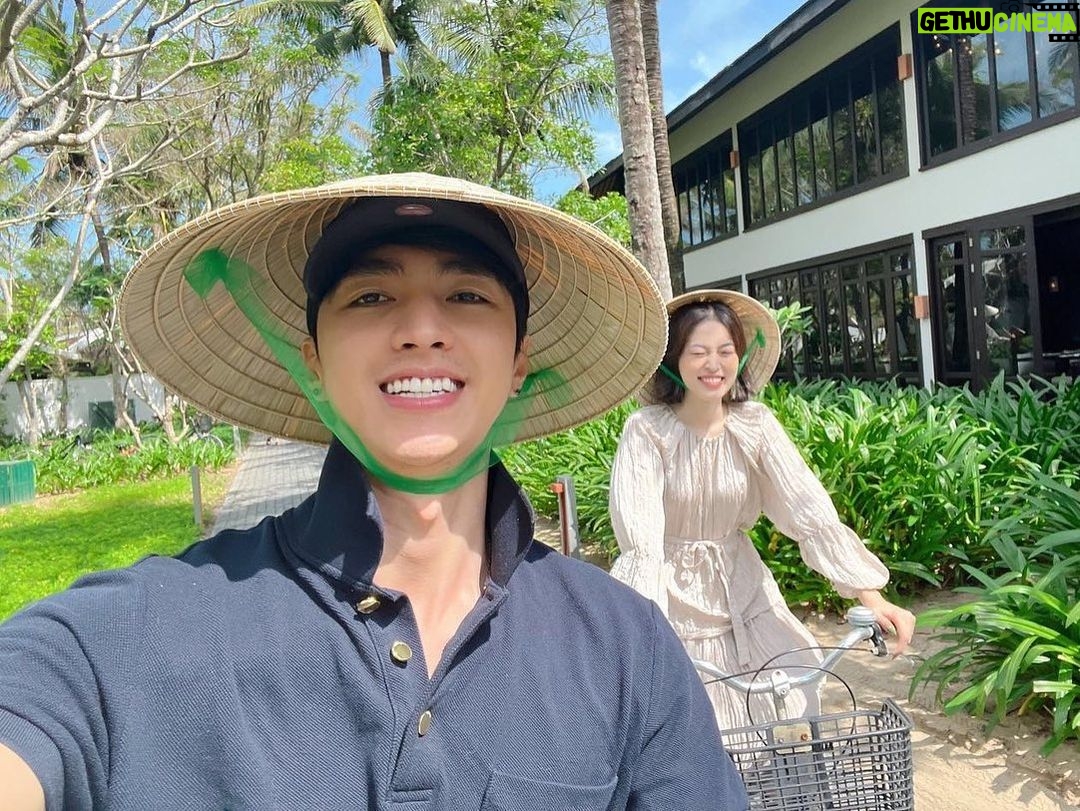 Bình An - 12.9K Likes - "Một trong những trải nghiệm mình cực thích ở @fsnamhai là đạp xe đạp loanh quanh resort dưới thời tiết mát mẻ, hít hà không khi cỏ cây cực kì dễ chịu. Vừa giúp hai đứa mình refresh đầu óc sau những ngày quay cuồng với công việc, vừa vận động cho cơ thể khoẻ mạnh.
#FourSeasons #FSNamHai