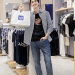 Bình An Instagram – Sẵn đang cần sắm đồ mới cho dịp hè này, nên An ghé vào @hla_global dạo chơi thử. Mà không ngờ còn đến ngay khoảng thời gian HLA đang có chương trình khuyến mãi nữa chứ. Kết quả là An tậu mấy bộ liền luôn!

Trang phục ở đây có thiết kế đa dạng từ năng động, phóng khoáng đến lịch lãm, trưởng thành,.. Chất liệu được sản xuất theo công nghệ độc quyền HLA Tech để cho ra những sợi vải bền bỉ, mát lạnh, kháng khuẩn, không nhăn,… Ngoài ra, BST Gấu Qee mới nhất đã chính thức lên kệ tại tất cả cửa hàng HLA rồi đó!

Chương trình ưu đãi Mid Season Sale 50% diễn ra từ ngày 1/6 đến 21/8, mọi người tranh thủ ghé thăm cửa hàng HLA gần nhất và sắm cho mình những bộ outfit mới đi chơi hè luôn nhé.
#hlavietnam