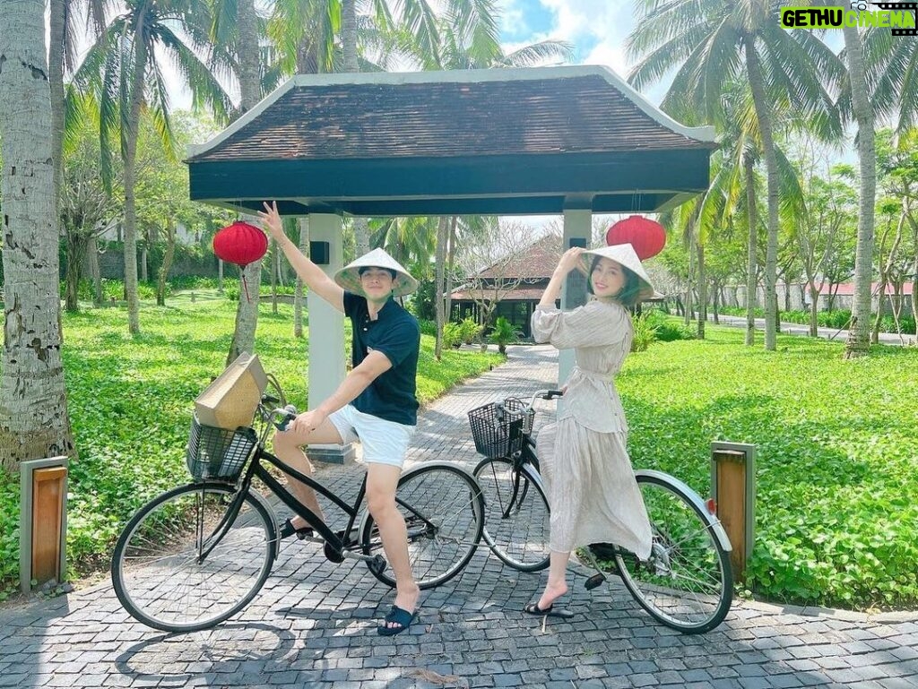 Bình An Instagram - "Một trong những trải nghiệm mình cực thích ở @fsnamhai là đạp xe đạp loanh quanh resort dưới thời tiết mát mẻ, hít hà không khi cỏ cây cực kì dễ chịu. Vừa giúp hai đứa mình refresh đầu óc sau những ngày quay cuồng với công việc, vừa vận động cho cơ thể khoẻ mạnh. #FourSeasons #FSNamHai Four Seasons Resort The Nam Hai, Hoi An, Vietnam