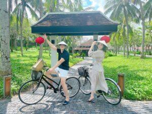 Bình An Instagram - "Một trong những trải nghiệm mình cực thích ở @fsnamhai là đạp xe đạp loanh quanh resort dưới thời tiết mát mẻ, hít hà không khi cỏ cây cực kì dễ chịu. Vừa giúp hai đứa mình refresh đầu óc sau những ngày quay cuồng với công việc, vừa vận động cho cơ thể khoẻ mạnh. 
#FourSeasons #FSNamHai