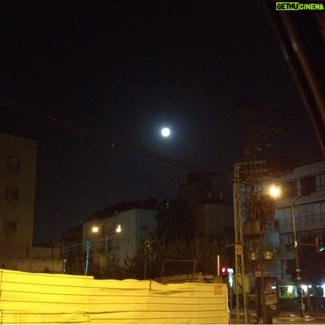 Babak Hamidian Instagram - ساعت ٤:٤٧ نصف شب يا صبح! پايان دومين روز برداشت پروژه ي جديد، شهريار. ماه به طرز زيبايي بزرگ و درخشان بود امشب 🌙