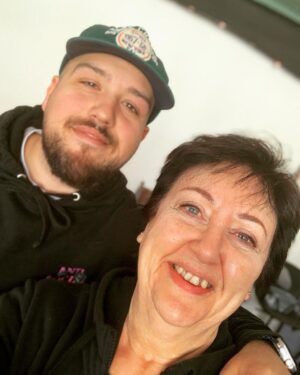 Babben Larsson Instagram - Kul att få va med på ett hörn när The hardest working man in every business @anisdondemina tar fram sin nya föreställning #medgesej