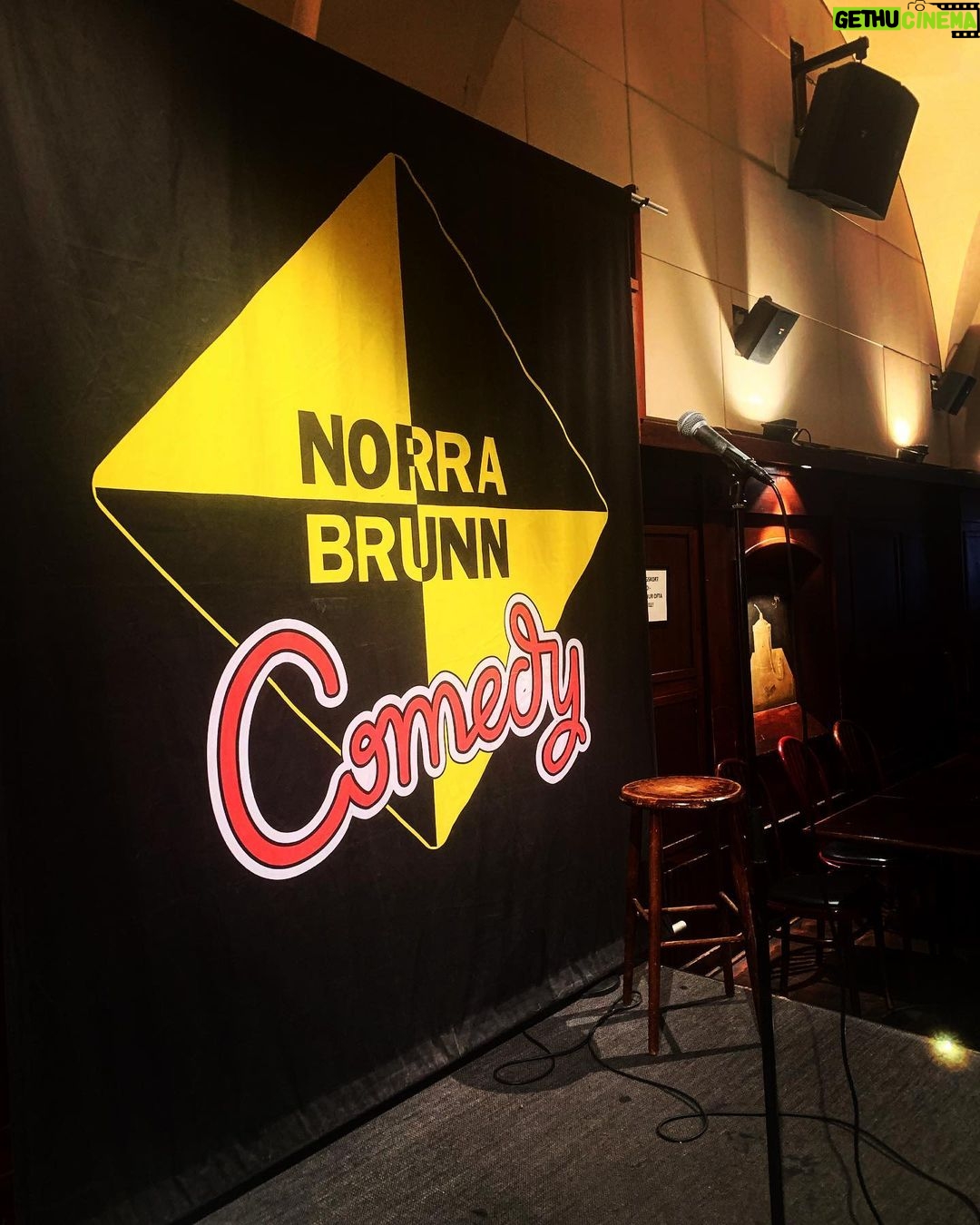 Babben Larsson Instagram - Kurs idag. Uppspel 18.00. Välkomna! #norrabrunncomedy #surbrunnsgatan #workinprogress #frökenbabben