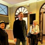Babben Larsson Instagram - VIP på Liljevalchs! Stadsbrudskåren hade den stora förmånen att först av alla få en underbar VIP-visning av årets Vårsalongen. 15 lyckliga personer blev guidade runt av utställningens kurator Isak Nilsson. Vi tog rejält betalt för biljetterna (jodå, jag betalade också) och pengarna går oavkortat till att stötta kvinnor och tjejer i Storstockholm. #stadsbrudskåren #vårsalongen2023 #liljevalchskonsthall