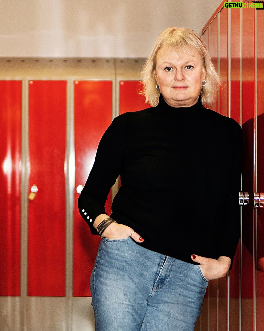 Babben Larsson Instagram - Sugen på prova på-curling med dina vänner/arbetskamrater under ledning av en dubbel OS-guldmedajör? In och buda på Stadsbrudskårens auktion. Länk i bio.