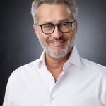 Babben Larsson Instagram - Vill du dansa pardans som salsa, bugg eller foxtrot en hel dag under ledning av självaste Tony Irving? Eller köpa någon av hans flamboyanta kavajer från Let’s Dance? In och bjud på Stadsbrudskårens auktion. Länk i bio.