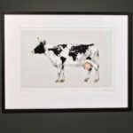 Babben Larsson Instagram - Ett av dom sista exen av Lasse Åbergs omåttligt populära litografi World Cow (se på hennes teckning så ser ni varför) är skänkt av konstnären själv till Stadsbrudskårens auktion nästa måndag. Buda online redan nu! Länk i bio!