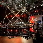 Babben Larsson Instagram - Vi börjar 20.00. Välkomna! #svt1 #1motsverige
