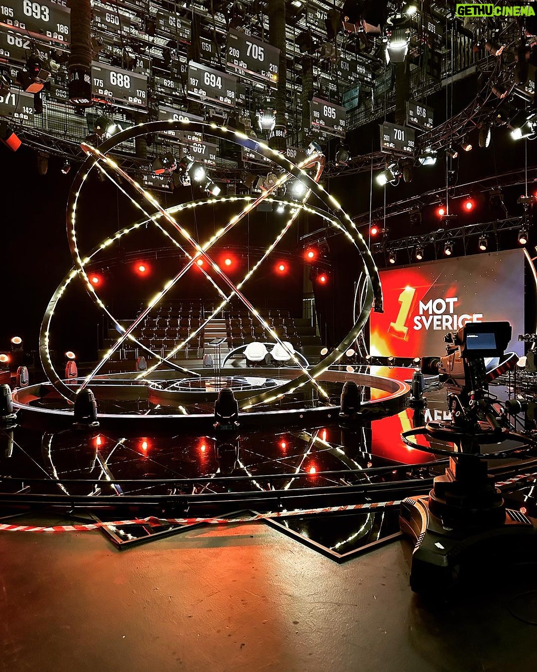 Babben Larsson Instagram - Vi börjar 20.00. Välkomna! #svt1 #1motsverige