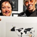 Babben Larsson Instagram - Ett av dom sista exen av Lasse Åbergs omåttligt populära litografi World Cow (se på hennes teckning så ser ni varför) är skänkt av konstnären själv till Stadsbrudskårens auktion nästa måndag. Buda online redan nu! Länk i bio!