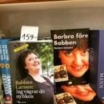 Babben Larsson Instagram - Gick förbi #wessmanbok i Visby. Blev lite stolt när jag såg båda mina böcker stå där.
