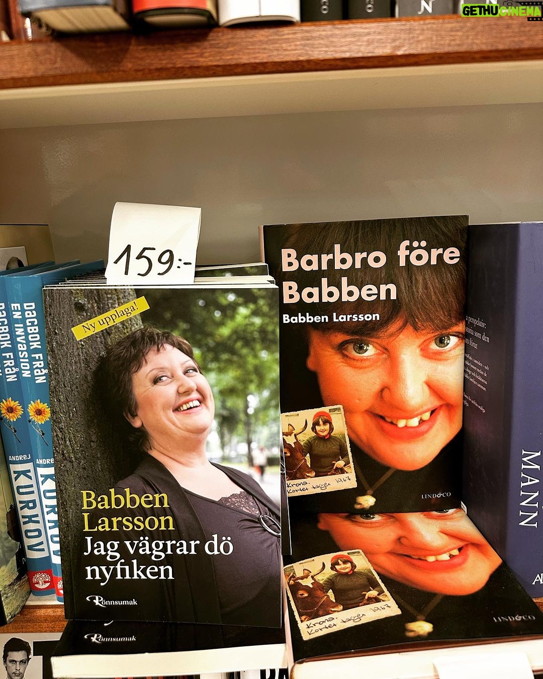Babben Larsson Instagram - Gick förbi #wessmanbok i Visby. Blev lite stolt när jag såg båda mina böcker stå där.