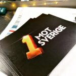 Babben Larsson Instagram - Vi börjar 20.00 i SVT 1. Välkomna! #1motsverige #direktsändning