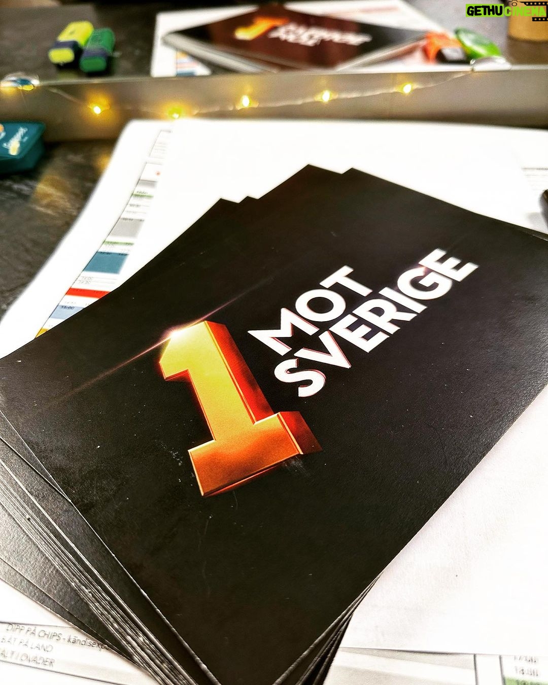 Babben Larsson Instagram - Vi börjar 20.00 i SVT 1. Välkomna! #1motsverige #direktsändning
