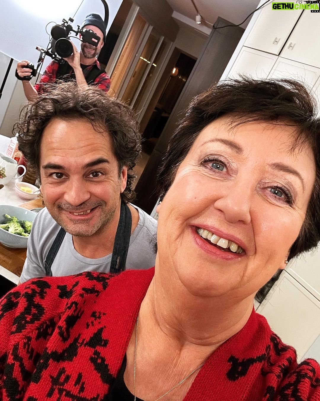Babben Larsson Instagram - What’s cooking här då? Svaret snart i en youtube-kanal när dig. Kul hade vi i alla fall och gott blev det. #markusaujalay #maaat #söndagsjobb #vägralagerblad
