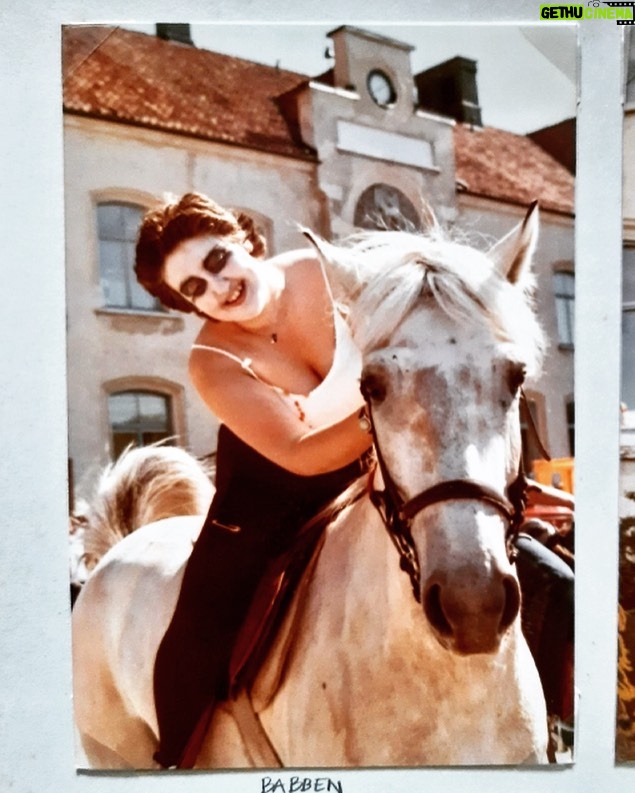 Babben Larsson Instagram - Jag försöker lugna hästen som just sett en elefant. Varför är jag sminkad som en punkare? Svaret finns i mitt sommarprat från i lördags. #barnensdagståget #1979