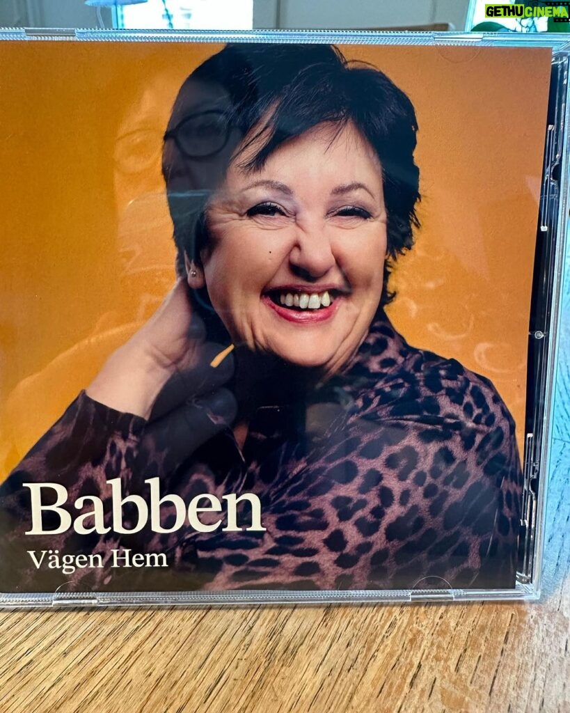 Babben Larsson Instagram - Länk till den nya plattan i bio. Jazz på svenska för regniga dagar. Skicka dm om du vill ha en signerad cd.