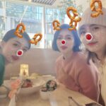 Bae Hyun-jin Instagram - 앱💩손들 ㅋㅋㅋ 웬일로 이쁘게 잘 찍는다 했드니만 얼굴이 소금부자.그럼 그렇지. 토욜 연휴 아침부터 자매님들에게 정말 맛있는 브런치와 업무과제를 배불리 먹이고 메리크리스마스🎄해주었습니다 #연중무휴 #배현진의원실 #centre #맛있구만👍