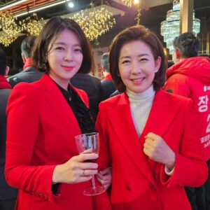 Bae Hyun-jin Instagram - 1등+1등😘 크로스😎

#Seoul #승리요정 #나경원 #배현진