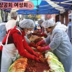 Bae Hyun-jin Instagram - #송파구 #사랑의이웃나눔 #김장 #도장깨기 일주일간 잠실본동부터 온 동네 김장봉사♡ 몇 천포기 배추 해치우고나면 허리가 뽀(?)사지는 느낌이지만 함께 담으며 도란도란 얘기 나누고 , 일 마친 뒤 찰밥에 갓 담근 겉절이 돌돌 말아 먹는 그 재미가 꿀입니다.🐝🐝🐝 열심히 정성담아 담갔으니 받으시는 우리 이웃들 입맛에 꼭 맞아서 맛있게 드시면 참 행복하겠습니다. #송파 #온가족 #따뜻하게 #겨울나기를 #배현진☺️