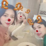 Bae Hyun-jin Instagram - 앱💩손들 ㅋㅋㅋ 웬일로 이쁘게 잘 찍는다 했드니만 얼굴이 소금부자.그럼 그렇지. 토욜 연휴 아침부터 자매님들에게 정말 맛있는 브런치와 업무과제를 배불리 먹이고 메리크리스마스🎄해주었습니다 #연중무휴 #배현진의원실 #centre #맛있구만👍
