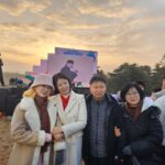 Bae Hyun-jin Instagram - #송파 #망월봉 #해맞이 날이 잔뜩 흐려 못 만나나 싶었던 2024년 1월 첫날의 해가 힘차게 구름을 뚫고 뿅=33 얼굴을 내 보였습니다. 예상밖의 일출이라 서로들 더 기뻤네요. 새해 복 많이 받읍시다♡♡♡ #언제나_당신곁에 #배현진