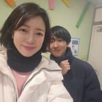 Bae Hyun-jin Instagram - 삼전 조기축구회날⚽️ 아빠 따라다니던 귀요미가 어느새 키가 훌쩍 커서 비주얼담당 미래 슈퍼스타감이네요~ #나도공좀차는데😘