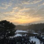 Bae Hyun-jin Instagram - #송파 #망월봉 #해맞이 날이 잔뜩 흐려 못 만나나 싶었던 2024년 1월 첫날의 해가 힘차게 구름을 뚫고 뿅=33 얼굴을 내 보였습니다. 예상밖의 일출이라 서로들 더 기뻤네요. 새해 복 많이 받읍시다♡♡♡ #언제나_당신곁에 #배현진