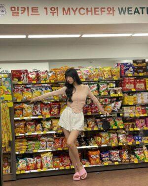 Bae Suzy Instagram - 두나의 최애 과자는 뭘까용

(신짱은 아님)