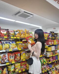 Bae Suzy Instagram - 두나의 최애 과자는 뭘까용 (신짱은 아님)
