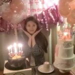 Bae Suzy Instagram - 서프라이즈 다 들켜서 귀여워하고 있었는데 케익을 만들어주다니 심지어 맛있어.. 너무 감동이었어 잊지 못할거야 (진심) 고마워 언냐들 막냉이는 행복 ❤️