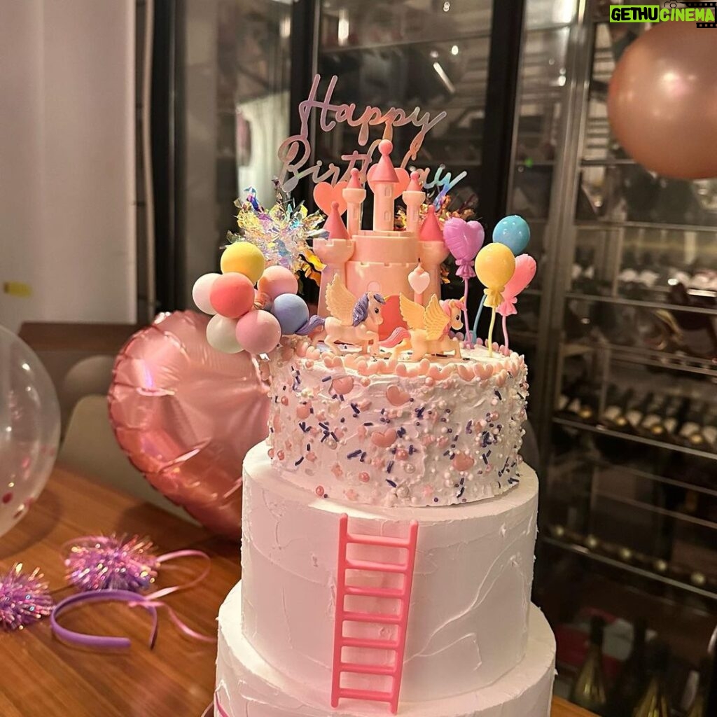 Bae Suzy Instagram - 서프라이즈 다 들켜서 귀여워하고 있었는데 케익을 만들어주다니 심지어 맛있어.. 너무 감동이었어 잊지 못할거야 (진심) 고마워 언냐들 막냉이는 행복 ❤️