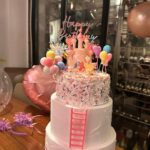 Bae Suzy Instagram – 서프라이즈 다 들켜서
귀여워하고 있었는데
케익을 만들어주다니
심지어 맛있어..
너무 감동이었어
잊지 못할거야 (진심)

고마워 언냐들 막냉이는 행복 ❤️
