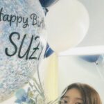 Bae Suzy Instagram - 론진과 함께한 생일💙 어마어마어마한 꽃 감사해요
