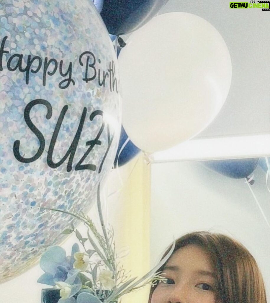 Bae Suzy Instagram - 론진과 함께한 생일💙 어마어마어마한 꽃 감사해요