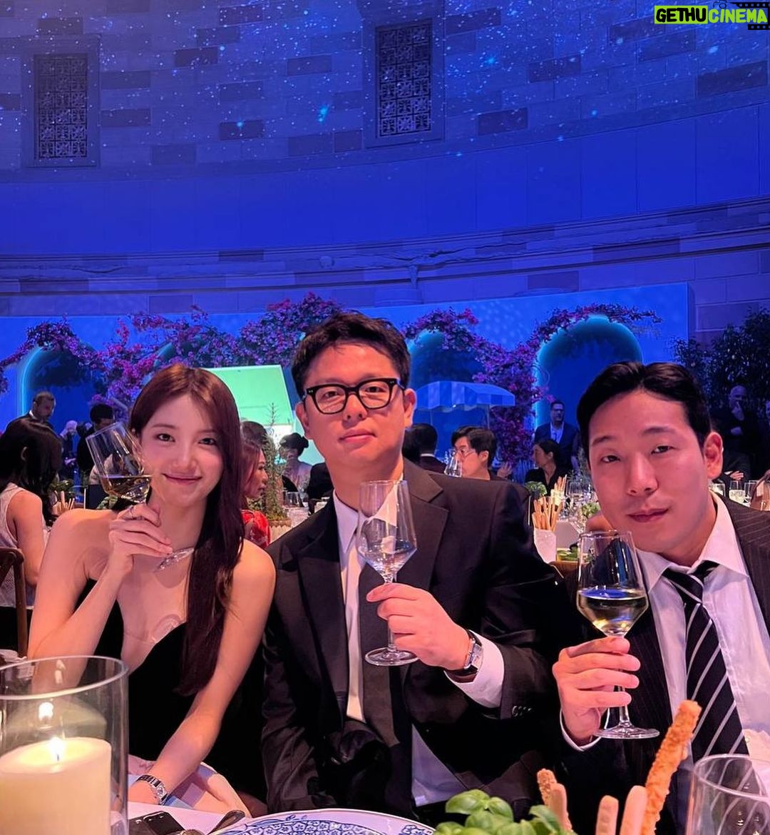 Bae Suzy Instagram - @management_soop 숲 ! 다들 드레스업했을 때 남겨놔야함!!!!!!🫶